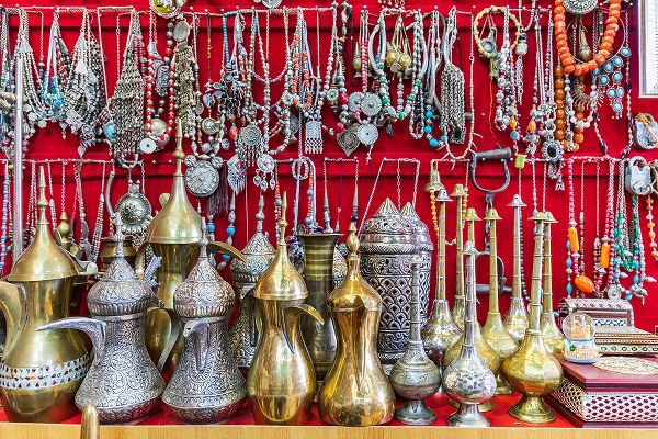 Wilson, Emily M. 아티스트의 Middle East-Arabian Peninsula-Oman-Ad Dakhiliyah-Nizwa-Traditional tea pots and jewelry for sale작품입니다.